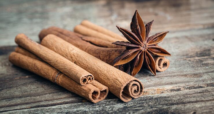 Cinnamon contains powerful antioxidants, such as cinnamaldehyde and polyphenols